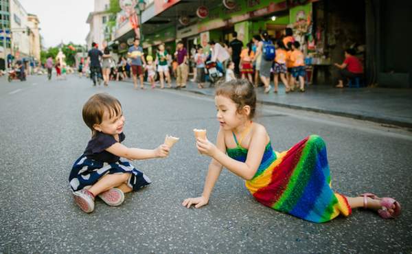 Bộ ảnh cô bé mang hai dòng máu Việt - Úc nhí nhảnh trên phố đi bộ Hà Nội 9