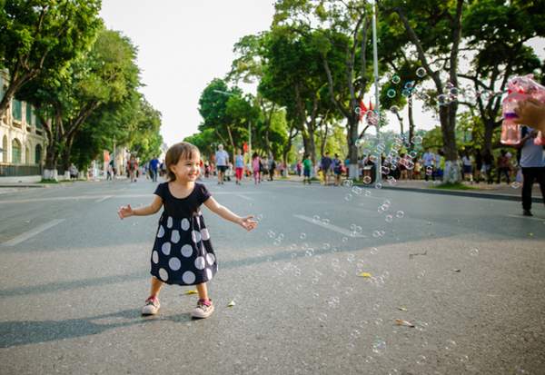 Bộ ảnh cô bé mang hai dòng máu Việt - Úc nhí nhảnh trên phố đi bộ Hà Nội 8