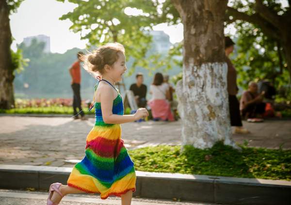 Bộ ảnh cô bé mang hai dòng máu Việt - Úc nhí nhảnh trên phố đi bộ Hà Nội 4