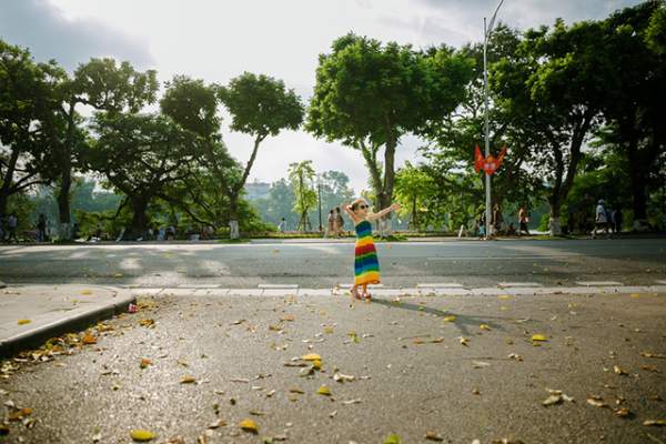 Bộ ảnh cô bé mang hai dòng máu Việt - Úc nhí nhảnh trên phố đi bộ Hà Nội 3