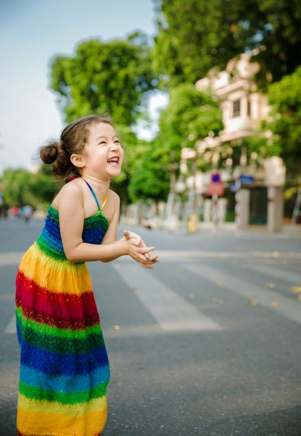 Bộ ảnh cô bé mang hai dòng máu Việt - Úc nhí nhảnh trên phố đi bộ Hà Nội 2