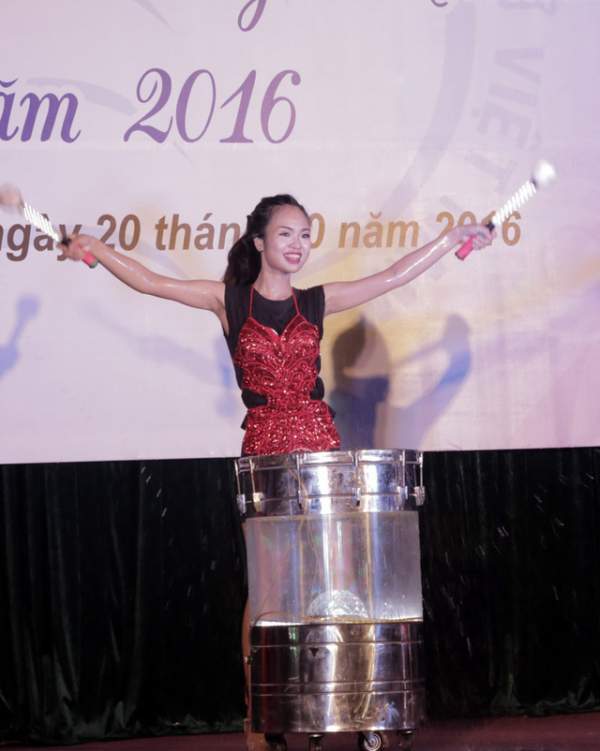 Độc đáo màn đánh trống nước của nữ sinh Học viện Phụ nữ Việt Nam 3