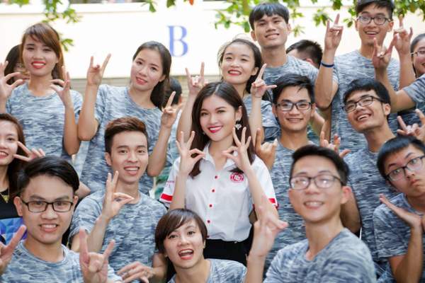 Á hậu Thùy Dung, Quang Đăng khuấy động sinh viên Ngoại thương TPHCM 4