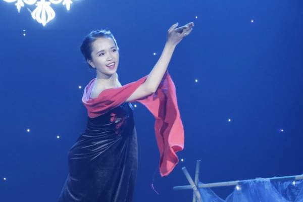 Nữ sinh ĐH Luật đưa vũ khúc mô phỏng “tắm suối” lên sân khấu 2