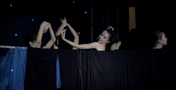 Nữ sinh ĐH Luật đưa vũ khúc mô phỏng “tắm suối” lên sân khấu 4