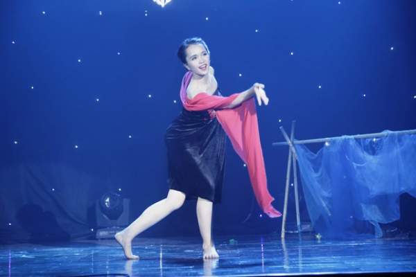 Nữ sinh ĐH Luật đưa vũ khúc mô phỏng “tắm suối” lên sân khấu 3