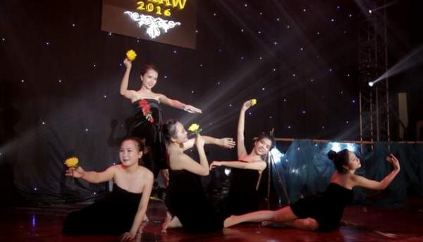 Nữ sinh ĐH Luật đưa vũ khúc mô phỏng “tắm suối” lên sân khấu 5