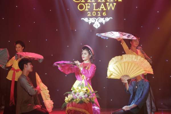 Nữ sinh ĐH Luật đưa vũ khúc mô phỏng “tắm suối” lên sân khấu 8