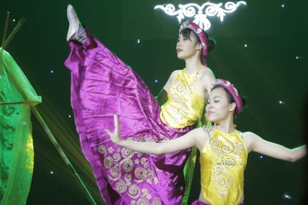 Nữ sinh ĐH Luật đưa vũ khúc mô phỏng “tắm suối” lên sân khấu 6