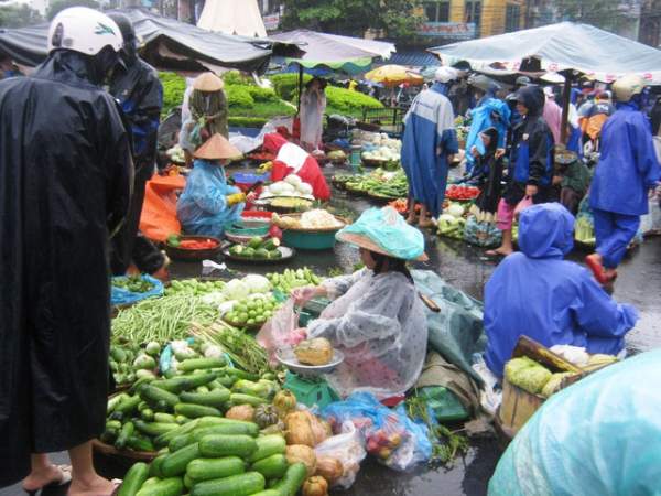 Phú Yên: Chợ chạy lũ, giá cả tăng nhưng không có hàng để bán 2