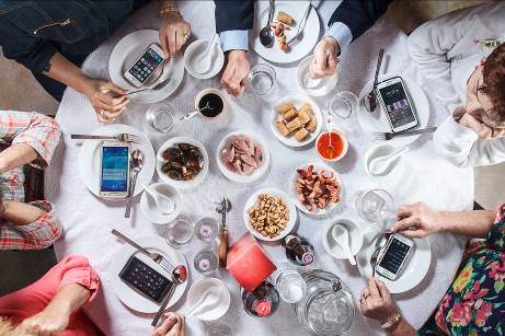 Dùng điện thoại trong bữa ăn và 4 “hậu quả” không ngờ 2