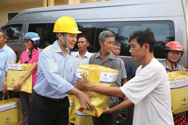 EVNNPC hỗ trợ các xã bị cô lập do mưa ngập tại Hương Khê, Hà Tĩnh 3