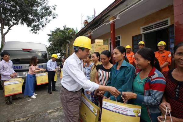 EVNNPC hỗ trợ các xã bị cô lập do mưa ngập tại Hương Khê, Hà Tĩnh 2