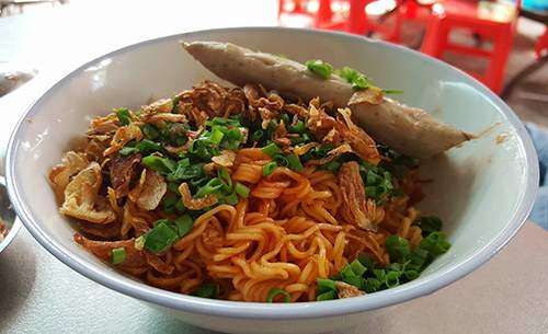 Dù đắt, món mì tôm muối ớt vẫn “sốt xình xịch” tại Sài Gòn 6