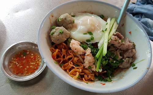 Dù đắt, món mì tôm muối ớt vẫn “sốt xình xịch” tại Sài Gòn 21