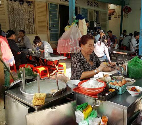 Dù đắt, món mì tôm muối ớt vẫn “sốt xình xịch” tại Sài Gòn 3