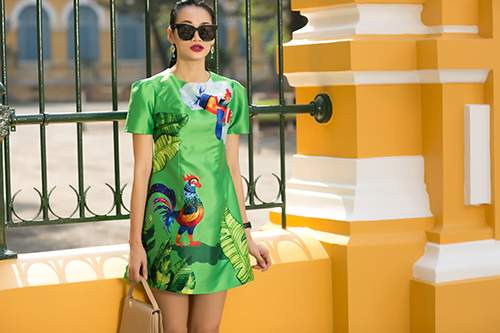 Fashionista Sài Gòn du xuân với váy áo họa tiết gà trống 21
