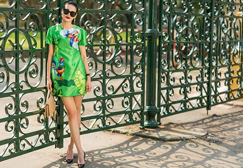 Fashionista Sài Gòn du xuân với váy áo họa tiết gà trống 15