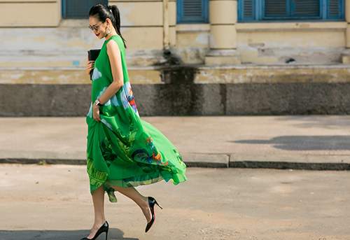 Fashionista Sài Gòn du xuân với váy áo họa tiết gà trống 24