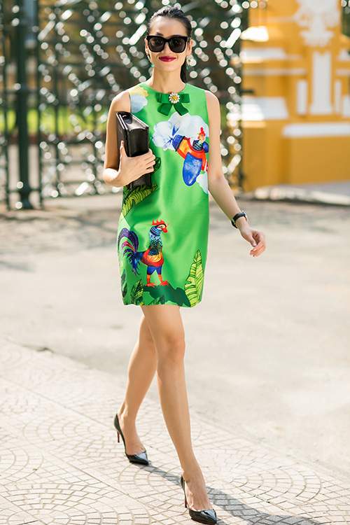 Fashionista Sài Gòn du xuân với váy áo họa tiết gà trống 36