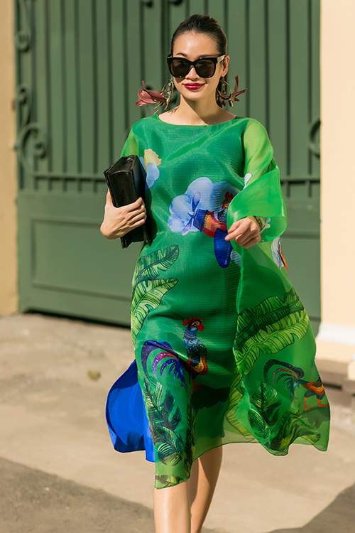Fashionista Sài Gòn du xuân với váy áo họa tiết gà trống 3