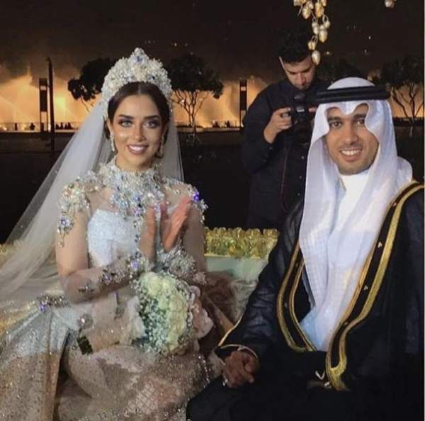 Tỷ phú Dubai chịu chơi tặng váy cưới đính 24.000 viên kim cương cho vợ 18