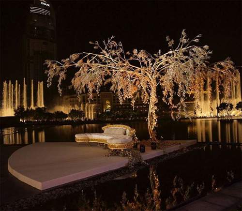 Tỷ phú Dubai chịu chơi tặng váy cưới đính 24.000 viên kim cương cho vợ 27