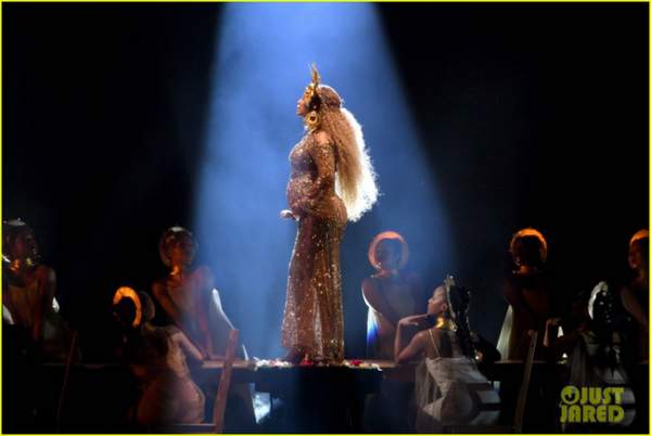 Đang mang song thai, Beyonce vẫn khiến cả thế giới thán phục vì lộng lẫy như nữ thần 15