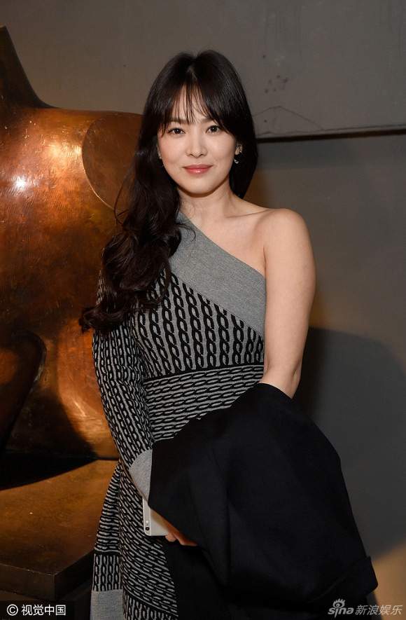 Song Hye Kyo khiến fan phát sốt vì hiếm hoi mặc hở 9