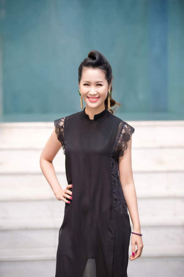 Hoa hậu Dương Thùy Linh tái xuất rạng rỡ đi xem thời trang 3