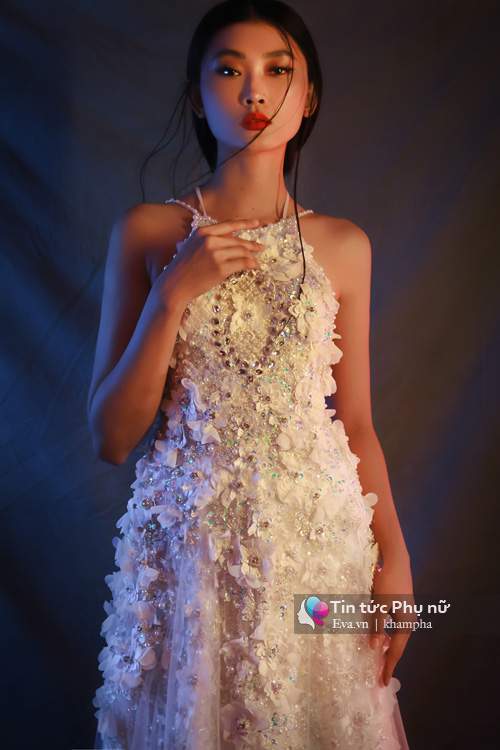 Kim Nhung thoát tục với đầm dạ hội lấy cảm hứng từ hoa 15