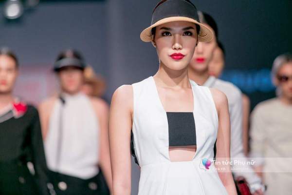 Lần đầu tiên trong lịch sự thời trang Việt, người mẫu catwalk mà chân không chạm sàn 3