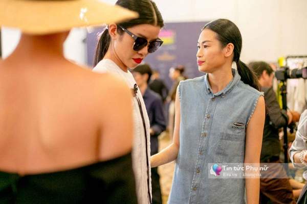 Lần đầu tiên trong lịch sự thời trang Việt, người mẫu catwalk mà chân không chạm sàn 39