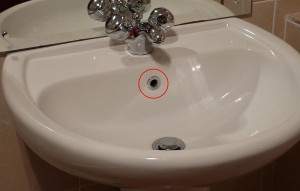 Cực ít người biết lý do vì sao bồn rửa mặt nào cũng có chiếc lỗ nhỏ này 6