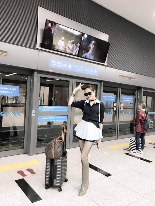 Sella Trương mang vali đầy ắp hàng hiệu tham dự Seoul Fashion Week 6