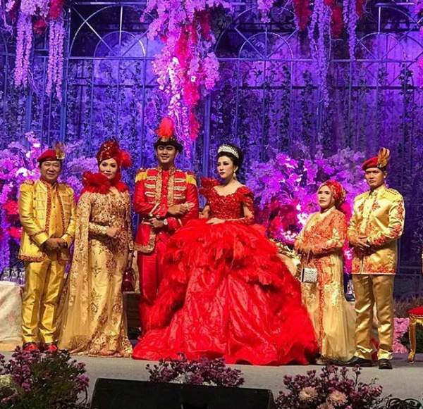 Cô dâu Indonesia bỗng nổi tiếng khắp thế giới nhờ váy cưới đẹp "rụng rời" 30