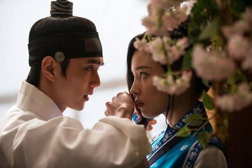 Tại sao "Mặt nạ quân vương" của Yoo Seung Ho lại là phim Hàn đáng xem nhất tháng 5? 9