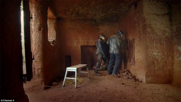 Ngỡ ngàng biệt thự hàng tỷ đồng "giấu mình" trong hang động 800 năm tuổi 18