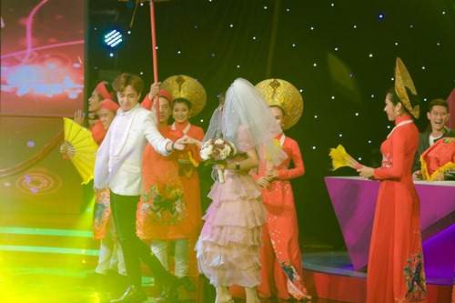 Cặp tình nhân Ngô Kiến Huy - Khổng Tú Quỳnh bất ngờ làm đám cưới trên sân khấu 3