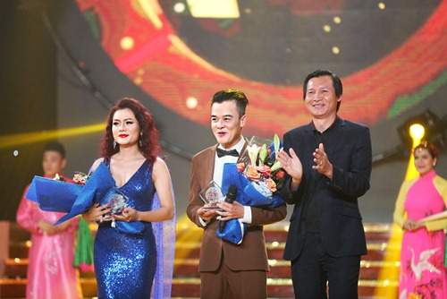 Tình tứ bên nhau, anh trai Thu Phương và "mẹ đơn thân" Vi Thảo cùng đạt giải 3 cuộc thi hát 48