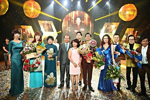 Tình tứ bên nhau, anh trai Thu Phương và "mẹ đơn thân" Vi Thảo cùng đạt giải 3 cuộc thi hát 45
