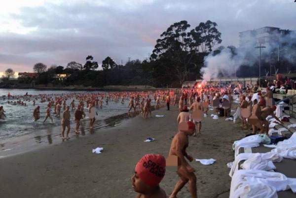 Úc: Tổ chức bơi khỏa thân, không ngờ nghìn người ùn ùn đến 2