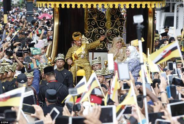 Quốc vương Brunei diễu phố trên xe mạ vàng lóng lánh 5