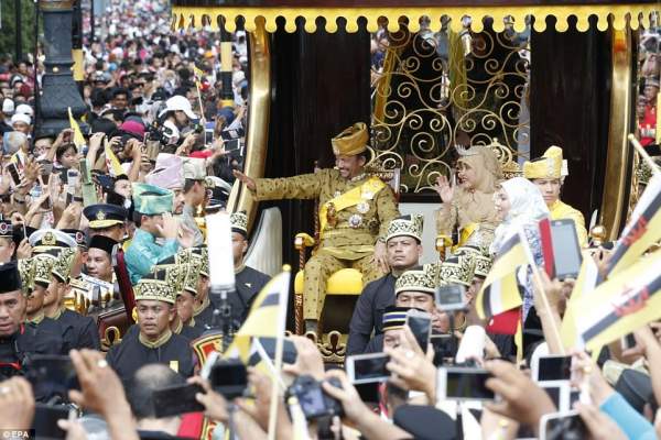 Quốc vương Brunei diễu phố trên xe mạ vàng lóng lánh 2