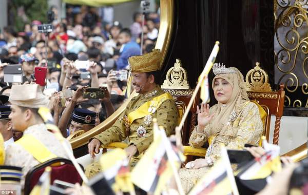 Quốc vương Brunei diễu phố trên xe mạ vàng lóng lánh 3