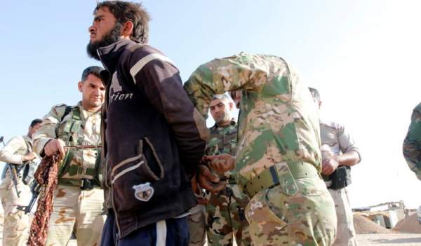 1.000 chiến binh IS tự "nộp mình" cho liên quân Mỹ 2