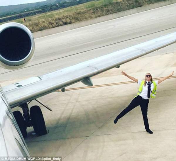 Ảnh du lịch của nữ phi công xinh đẹp gây sốt mạng xã hội 13
