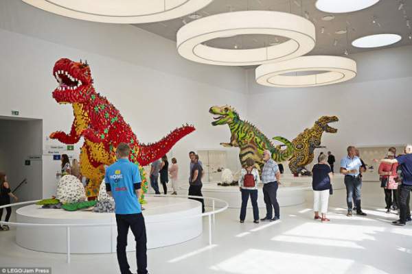 Choáng ngợp tòa nhà được làm từ 25 triệu mảnh ghép Lego 4