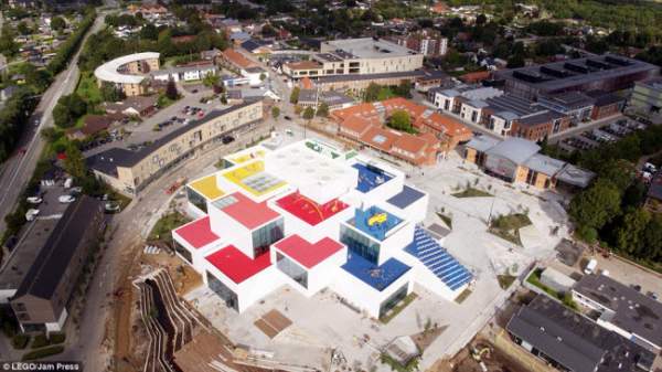 Choáng ngợp tòa nhà được làm từ 25 triệu mảnh ghép Lego 2