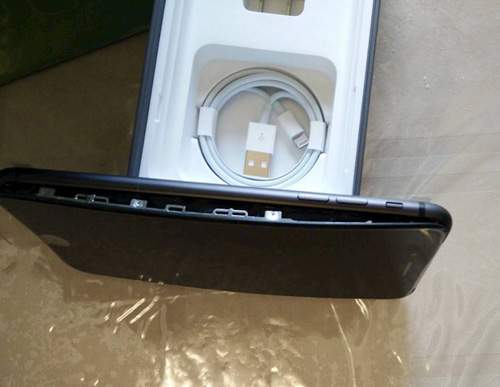 NÓNG: iPhone 8 Plus gặp sự cố phồng pin bật cả màn hình 3